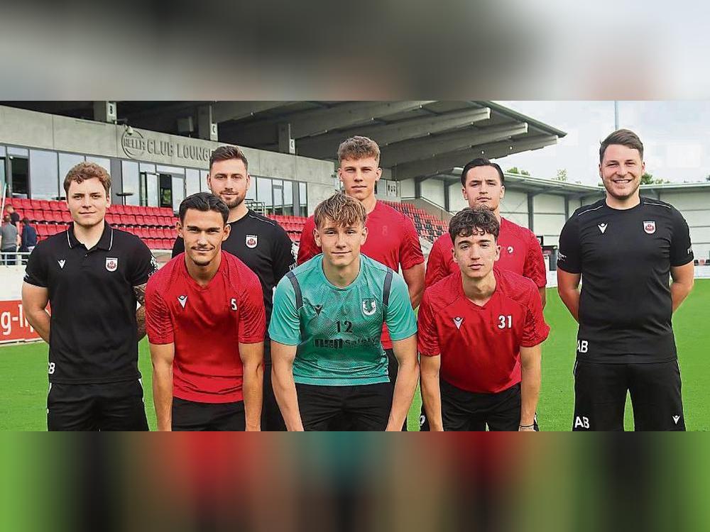 Vieles ist neu bei der A-Jugend des SV Lippstadt: Das Trainerteam um Alexander Brinschwitz (r.), Christopher Brinschwitz (l.) und Alex Koukidis (h.l.) begrüßte Theodoros Sinapidis, Noah de Beer und Nevio Lindau (v.v.l.) sowie Daniel Schwabauer und Leonard Juka (h.v.l.) als Neuzugänge. Foto: Feichtinger