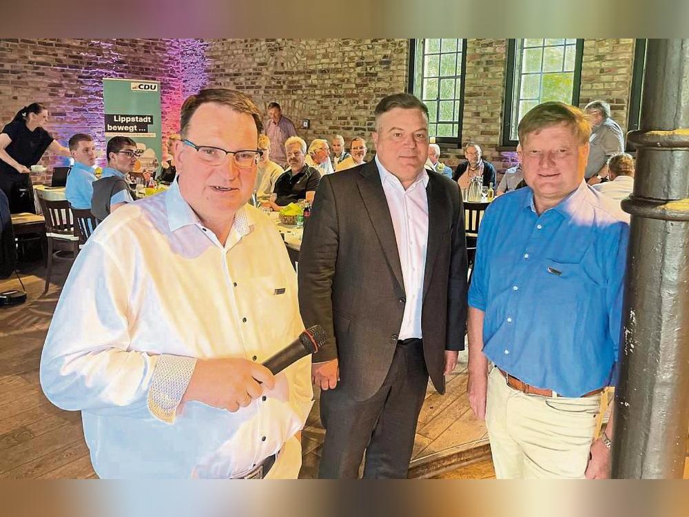 CDU-Führungstrio: Der Stadtverbands-Vorsitzende Markus Patzke, Bürgermeister Arne Moritz sowie Fraktionschef und Gastgeber Peter Cosack auf Gut Mentzelsfelde. Foto: Vielberg