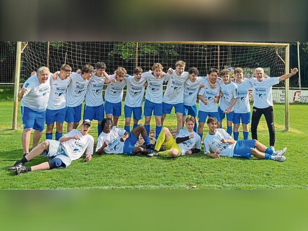 Meister der Kreisliga A wurde die A-Jugend des SC Lippstadt (h.v.l.): Manuel Schröder (Trainer), Leandro Canicatti, Max Löcher, Michael Balzer, Linus Kruse, Bennet Buckow, Lukas Pütter, Clemens Pohle, Gabriel Tsitsios, Firaidoon Shirzad, Finn Ostermann, Alessio Buchmüller, Panos Tsitsios (Trainer); (v.v.l.): Simon Rappold, Bervelly Lumdoloka, Miroslav Rast, Ryan Hajri. Es fehlen: Henk Soetebeer, Luis Conze, Dion Thiel, Yannik Arndt, Luca Krämer. Jetzt geht es in die Aufstiegsspiele zur Bezirksliga.