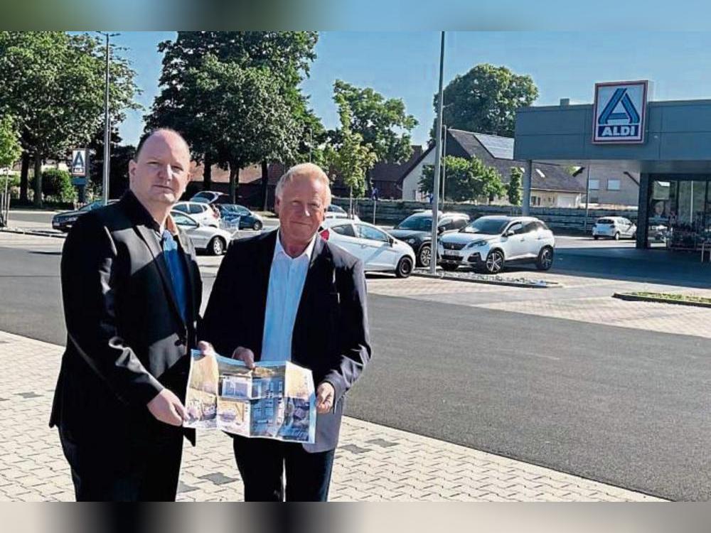 Hoffen auf eine DHL-Packstation für Cappel: (v.l.) Kimon Mantzouridis, Leiter Immobilien und Expansion bei Aldi, und Ortsvorsteher Franz Gausemeier.
