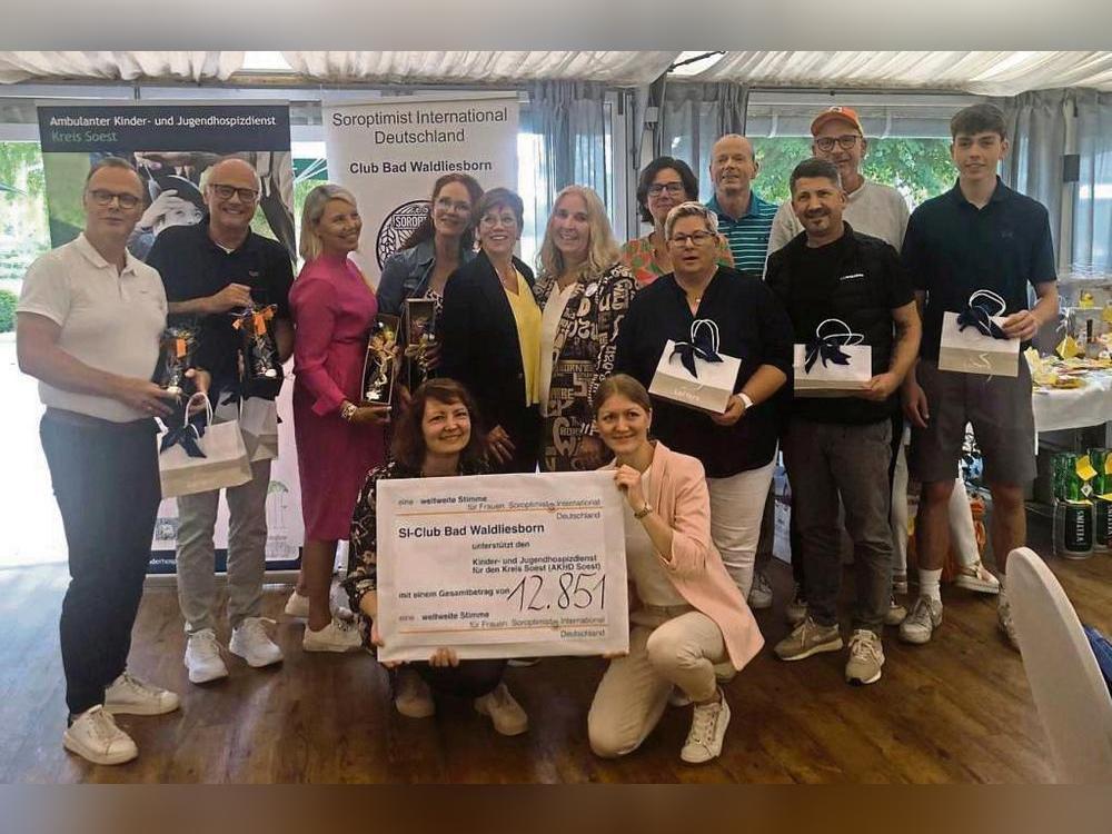 Freude über das erfolgreiche Benefiz-Golfturnier, das der Soroptimist International Club Bad Waldliesborn ausrichtete. Der Erlös ging an den Kinder- und Jugendhospizdienst.