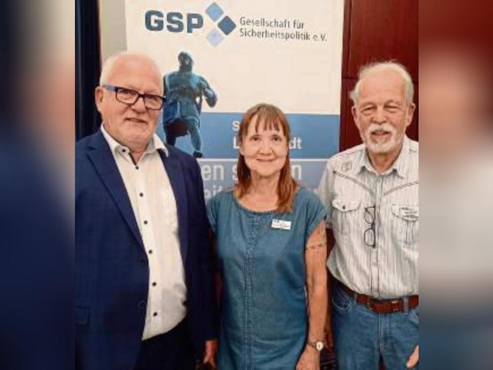 Wolfgang Hellmich (l.) mit Mariella Bousabarah und Dieter Brand von der Gesellschaft für Sicherheitspolitik.