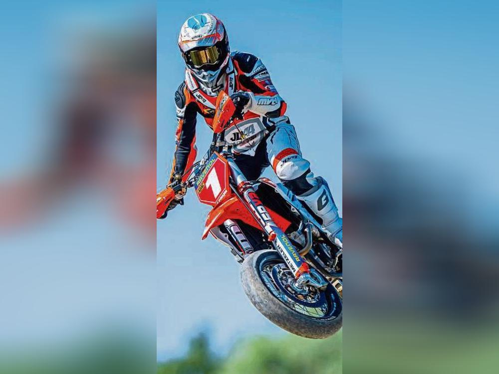 Jan Deitenbach kommt geflogen. Obwohl für den Geseker bei den Rennen in der Schweiz nicht alles rund lief, steht er weiter an der Spitze der internationalen Deutschen Supermoto-Meisterschaft. Foto: Mazzes Fotomatrix