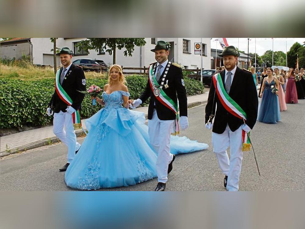 Das Effelner Königspaar Anna-Lena und Hendrik Müller führte den farbenfrohen Festumzug mit strahlenden Gesichtern und festlicher Eleganz an. Foto: Biermann