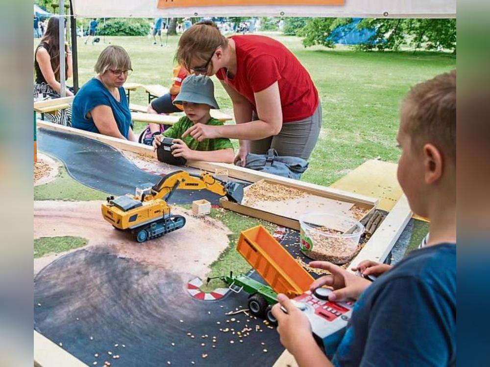 Am Stand des Jugend- und Familienbüros durfte der Nachwuchs in die Rolle von Landwirten, Baggerführern und Rennfahrern schlüpfen. Fotos: Bender