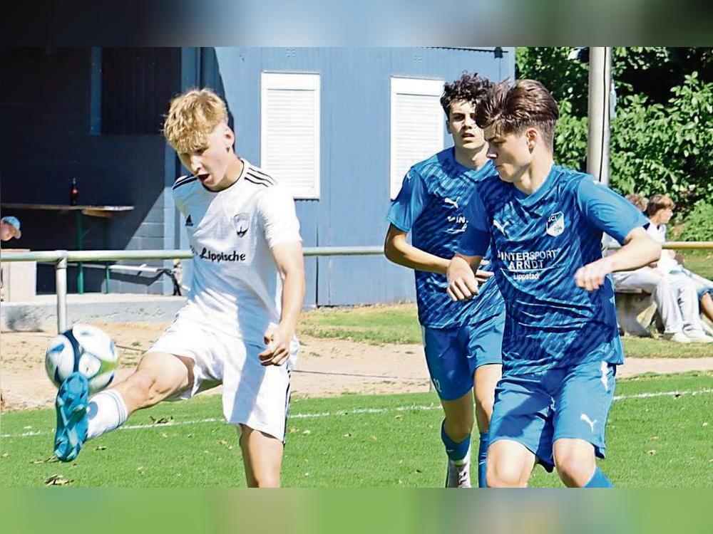 Die A-Junioren des SC Lippstadt (blaue Trikots) mussten sich im ersten Aufstiegsspiel zur Bezirksliga den Gästen aus Detmold mit 2:4 geschlagen geben. Foto: Feichtinger