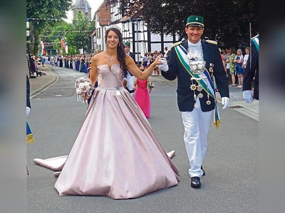 Daniel und Kathrin Plöger sind das Königspaar der Bürgerschützen – und wurden begeistert gefeiert. Fotos: Kloer
