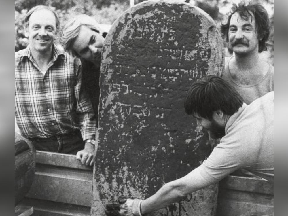 Ein Zeugnis aus Anröchter Stein: Diesen Grabstein haben Mitglieder des Lippstädter Heimatbundes im Juni 1986 an der Burgstraße aus dem Lippe-Schlamm geborgen.