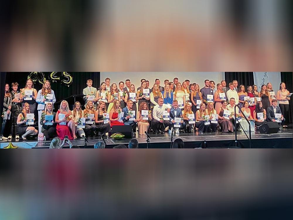 Alle zusammen, ein letztes Mal: Der Abiturjahrgang 2025 des Städtischen Gymnasiums Erwitte versammelt sich zum Erinnerungsfoto. Foto: Bußmann