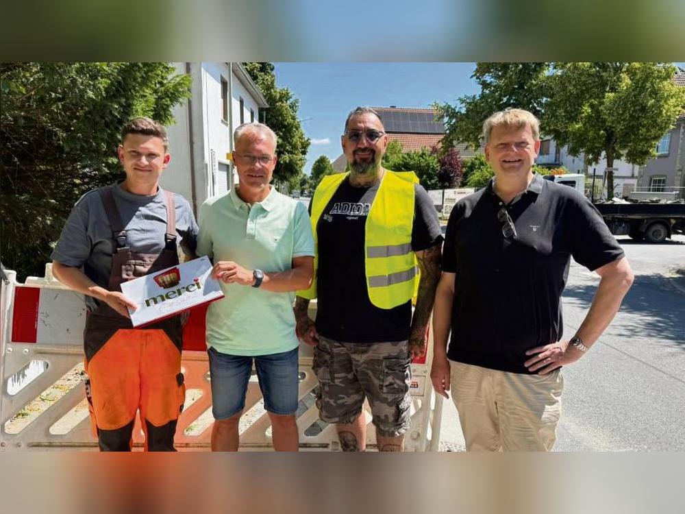 Olaf Reen (2.v.l.) und Michael Rüther (r.) bei der Besichtigung der Glasfaserarbeiten an der Berger Landstraße.