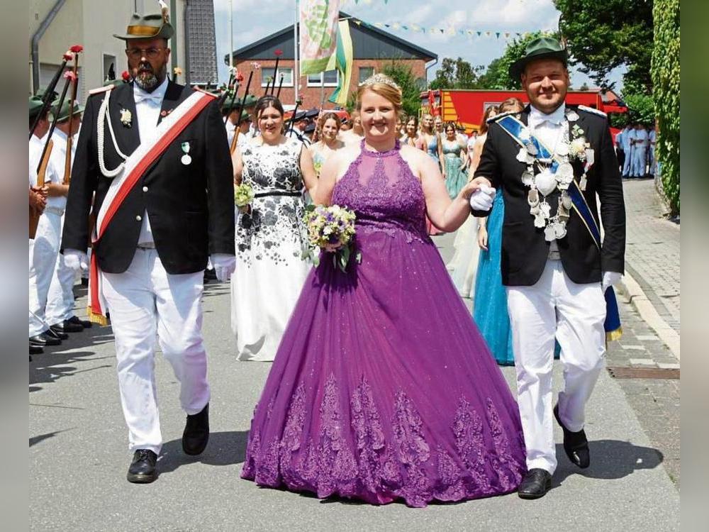 Als Bilderbuch-Königspaar präsentierten sich am Festsonntag Lukas Harrenkamp und Carolin Schneider der Schützenfamilie beim Festzug durch das Eichendorf. Foto: Pape-Rüther