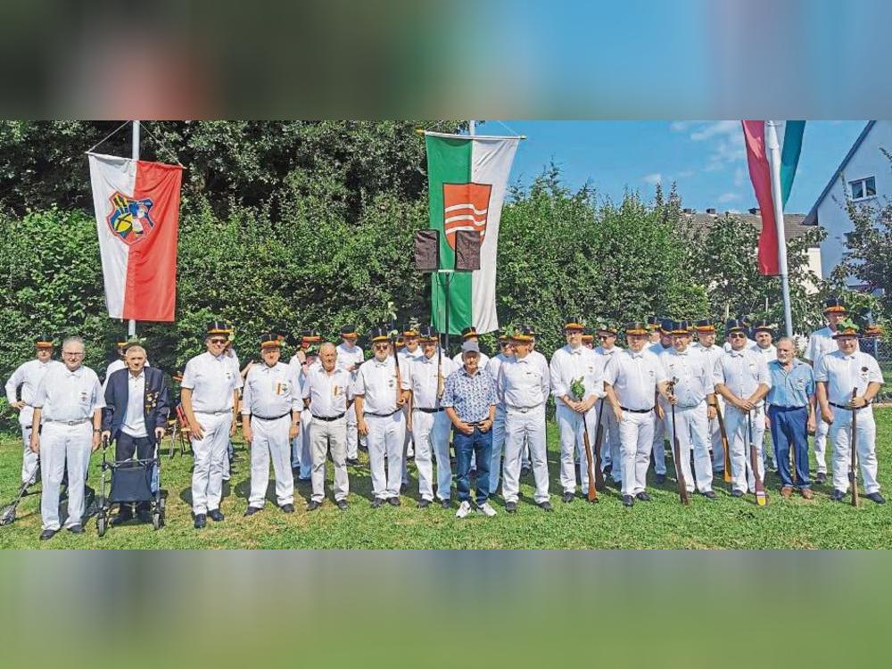 Zahlreiche Schützen wurden für ihre Treue zum Verein ausgezeichnet. Manche gehören dem Verein bereits seit 70 Jahren an. Foto: Goddek
