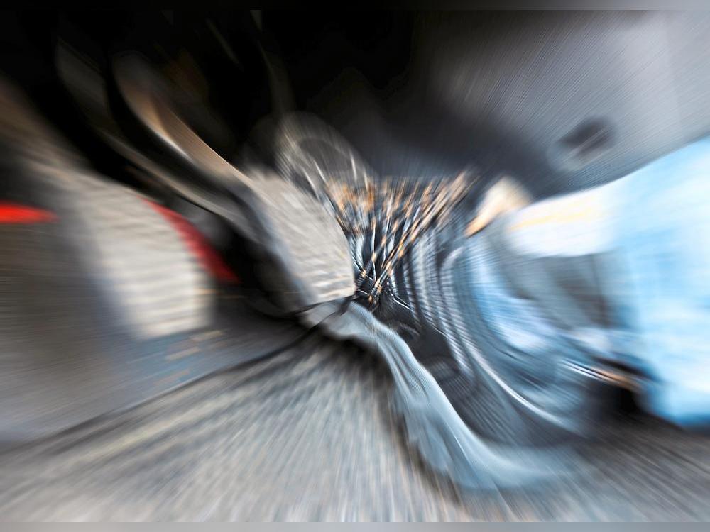 Ein Autorennen endete am Sonntag bei Büren in einem Straßengraben - einem der Autos platzte der Motor. Die Polizei ermittelt. Symbolfoto: Kreis Soest