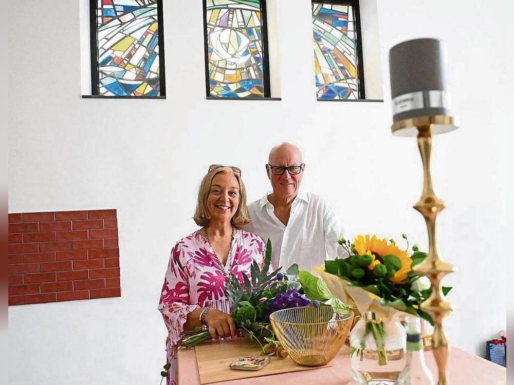 Am Altar fühlen sie sich wohl: Sabine Fornefeld und Bernd Scholz. Fotos: Tuschen