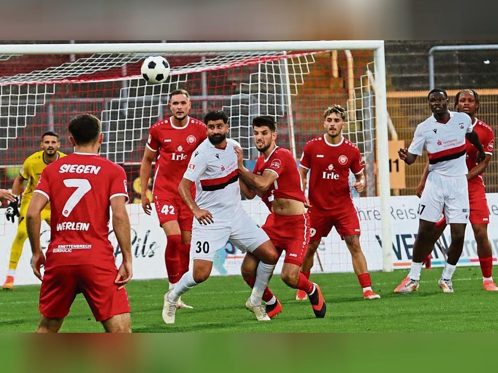 Sein Vertrag wird nicht verlängert: Serkan Temin (Mitte/weißes Trikot) verlässt den SV Lippstadt. Noch offen ist die Zukunft von Joel Amadi (rechts) am Bruchbaum. Foto: Lütkehaus