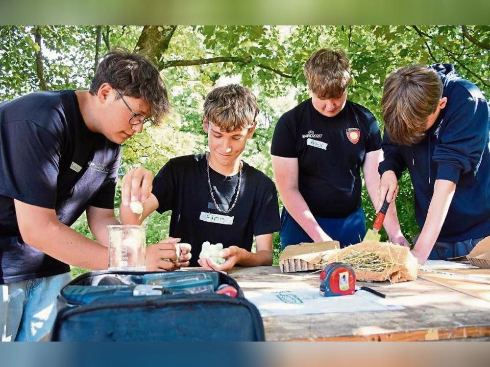 Eine Gruppe von Schülern entwickelte eine plastikfreie Verpackung für ein rohes Ei.