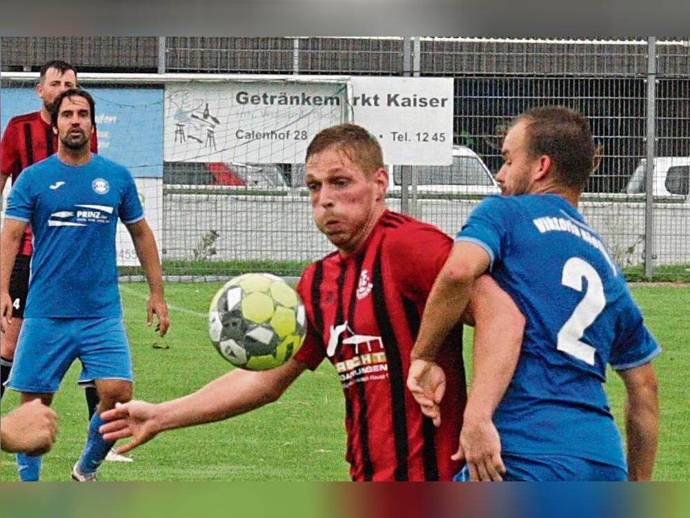 Kornel Toth (rotes Trikot) hat den Absteiger SV 03 Geseke verlassen und sich dem künftigen Liga-Konkurrenten und Nachbarn SuS Störmede angeschlossen. Foto: Schlink