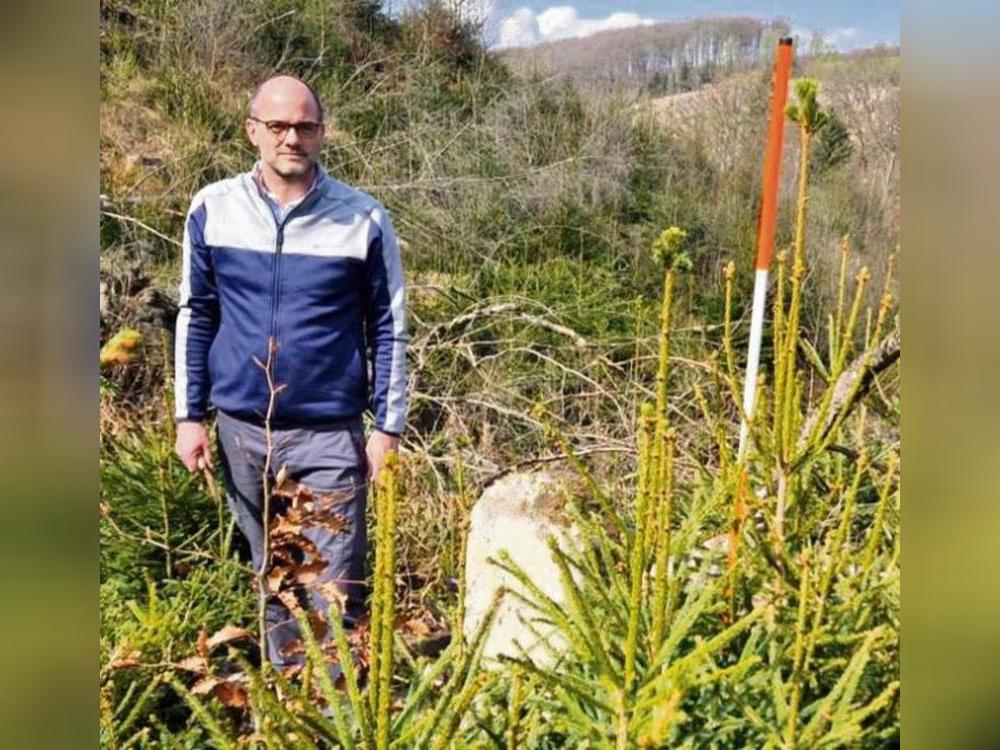 Ein Mann, ein Stein: Tobias Hertings Leidenschaft ist das Grenzen ablaufen und Schnadsteine suchen.