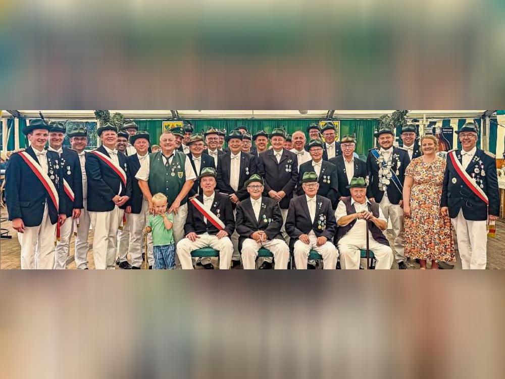 Am Schützenfest-Montag überreichten die Schützenbrüder zahlreiche Ehrungen. Foto: N. Wissing