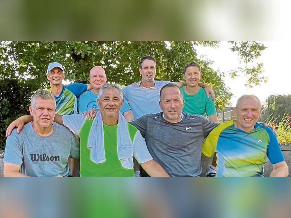 Geschafft! Am letzten Spieltag sicherten sich (h.v.l.) Michael Nolte, Marco Höttinger, Klaus-Dieter Acker, Sven Trojanski; (v.v.l.) Michael Schmidtmann, Dejan Markovic, Daniel Frede und Marcus Dedores noch den Klassenerhalt in der Herren 50-Regionalliga.