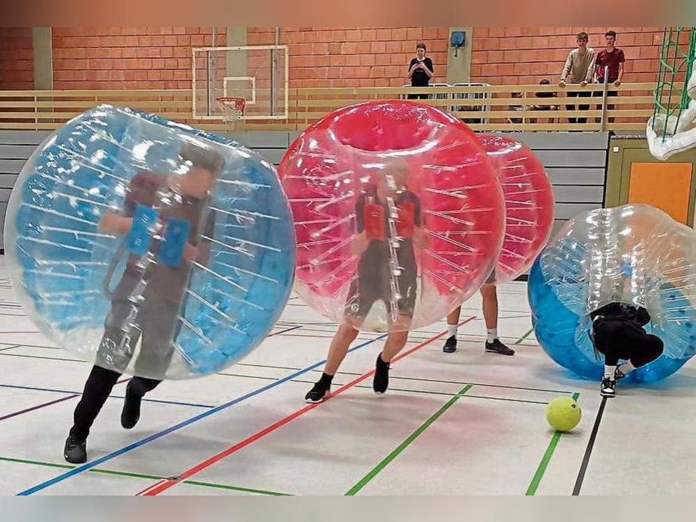 Erstmalig ist bei den Ferienspielen der Stadt Rüthen das Team der Hellweg-Bubbles zu Gast und wird mit den riesigen Luftbällen für Spaß und Abwechslung sorgen.