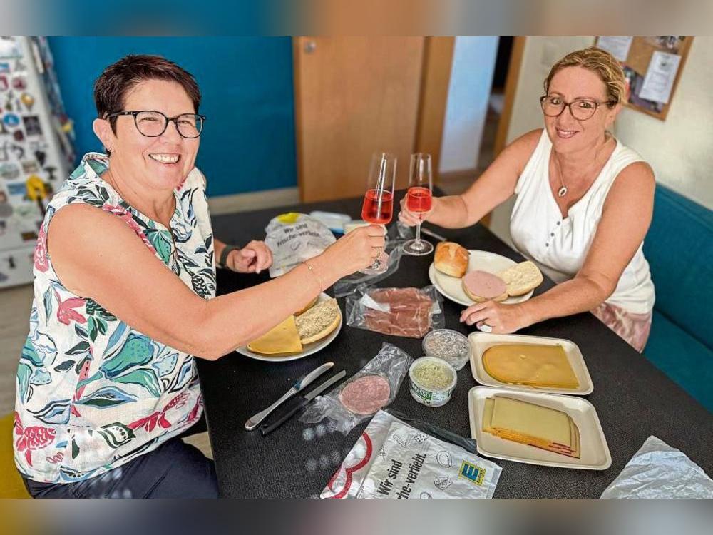 Beim traditionellen Brötchenschmieren für die Schützen darf’s bei Kirsten Wesseler (l.), Sylvie Landeroin und ihrer Truppe auch mal ein Gläschen Sekt sein. Foto: N. Wissing