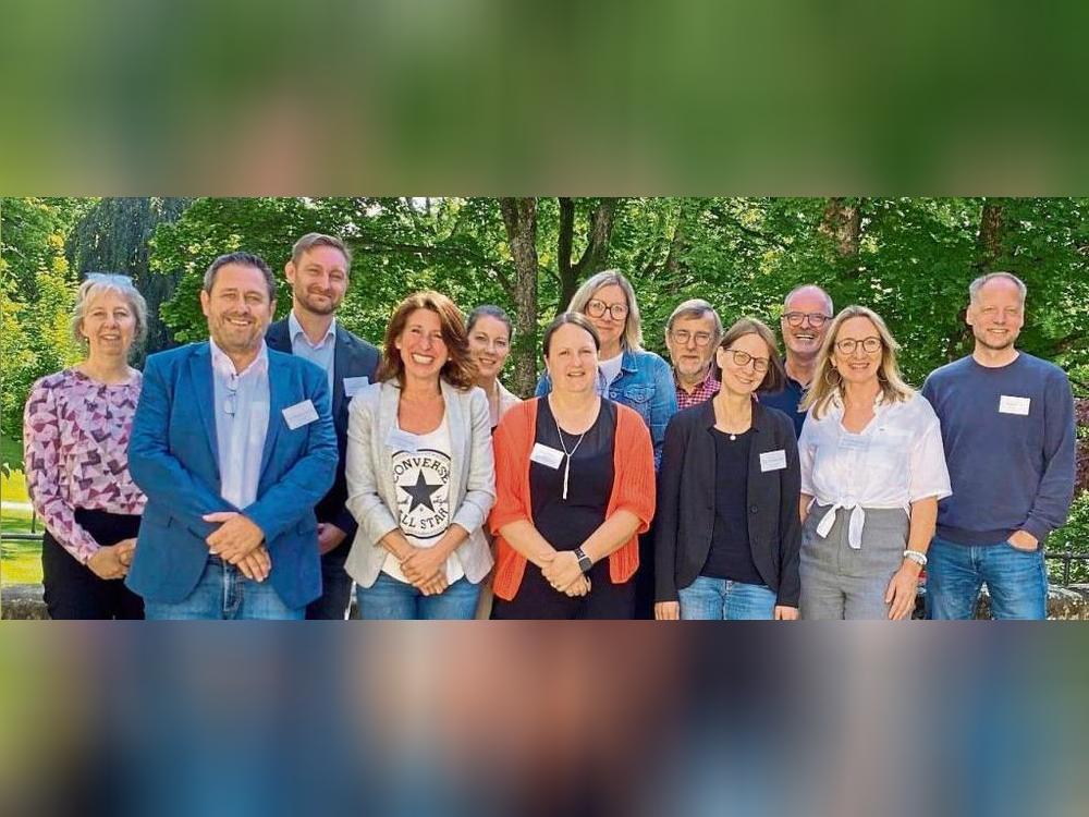 Tauschten sich mit anderen Experten zum Thema aus (vorn, v.l.): Kerstin Werner (Stadt Lippstadt), Dr. Christian Konkol (LWL-Klinik Warstein), Anneke Knüppel (psych. Psychotherapeutin), Sara Kremer (Stadt Soest), Dr. Christiane Tilly (LWL-Klinik Lippstadt), Silvia Kampmann (SkM Lippstadt); (hinten, v.l.) Christoph Straub (Kreis Soest), Christiane Schirk (Stadt Lippstadt), Stefanie Gernhold (Diakonie-Ruhr-Hellweg), Helmut Woitkowski (Supervisor), Andreas Plenge (Stadt Warstein) und Andreas Plotz (Caritasverband Kreis Soest). Foto: Dreps (LWL)
