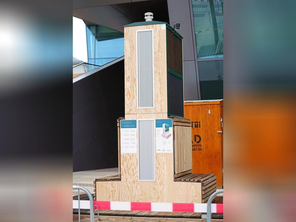 Ein City Tree, ein Bio-Tech-Filter mit luftreinigenden Moosen, soll zu geringerer Feinstaubbelastung beitragen und die Umgebungsluft kühlen. Foto: dpa