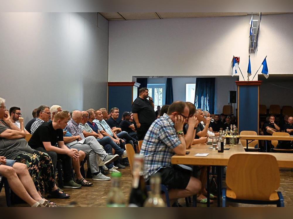 Auch Benjamin Schütte (am Mikrofon) setzt der Streit um das Feuerwehr-Gerätehaus sichtlich zu. Er warf den Ratsmitgliedern unter anderem mangelnde Wertschätzung vor. Foto: Raestrup
