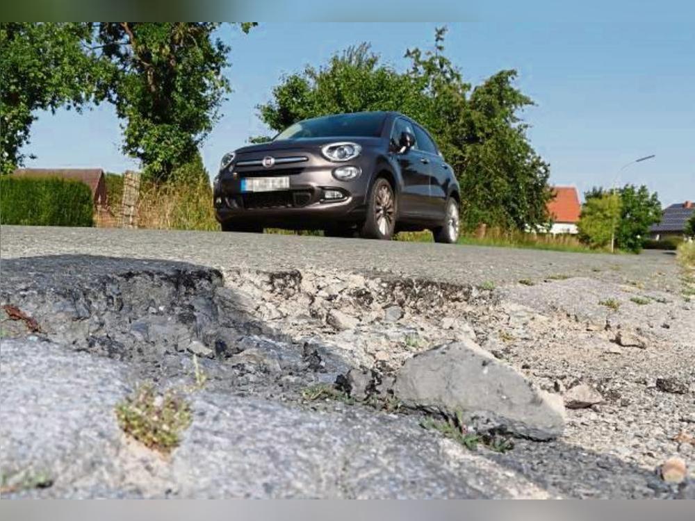 Der Asphalt am Kuhlbuschweg in Stirpe hat schon bessere Tage gesehen. Die Stadt will die Straße nun neben neun weiteren sanieren. Foto: Dietz