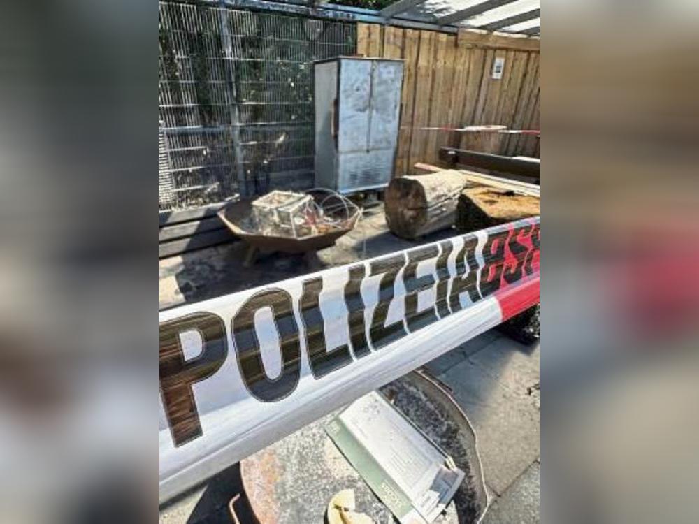 Das rot-weiße Absperrband der Polizei erinnert noch an die Brandnacht: Die Angler haben bereits mit den Abriss- und Aufräumarbeiten begonnen.
