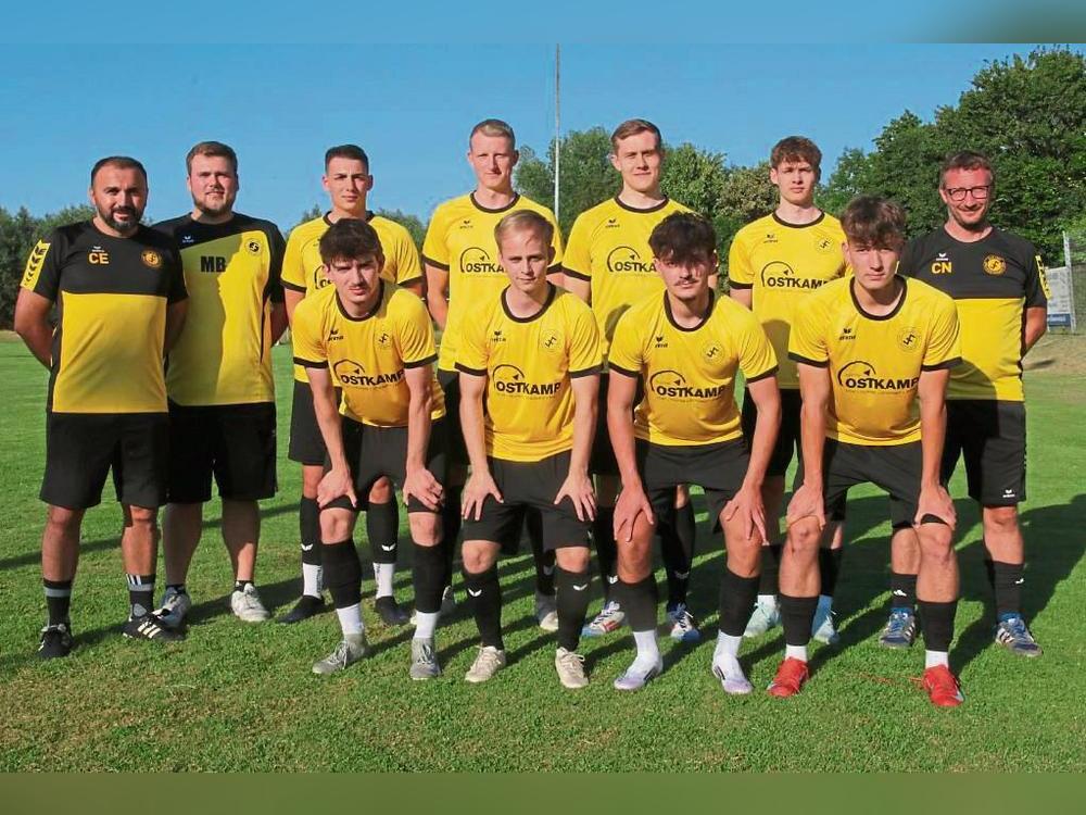 Der Trainerstab des SuS Bad Westernkotten begrüßte bei der ersten Trainingseinheit auch die Neuzugänge in Reihen des Landesligisten vom Zehnthof: (h.v.l.) Cevahir Evin (Co-Trainer), Maurice Brock (Trainerstab), Lukas Braun, Henning Klebolte, Erik Göppert, Cedric Mast, Christian Nolte (Trainer); (v.v.l.) Leandro Brandenburg, Casper Brune, Yannik Krause und Leon Berendes. Foto: Wiegand