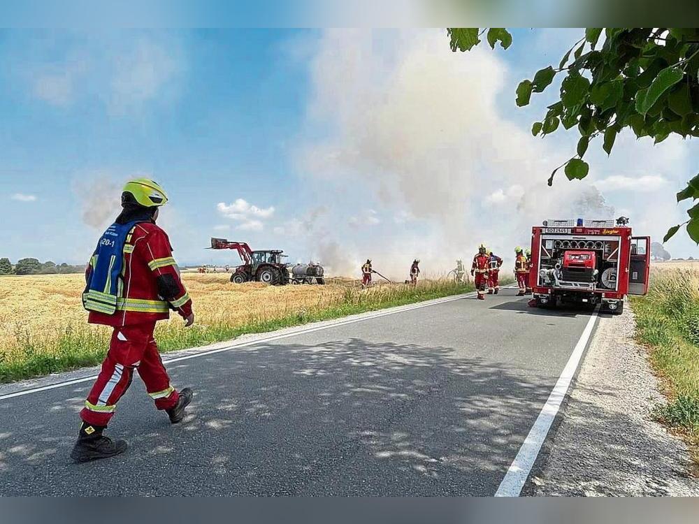 Vom Straßengraben aus hat sich am Mittwochmittag in Hoinkhausen ein Feuer ausgebreitet. Das am Vortag geschnittene Stroh brannte wie Zunder. Foto: Rückert