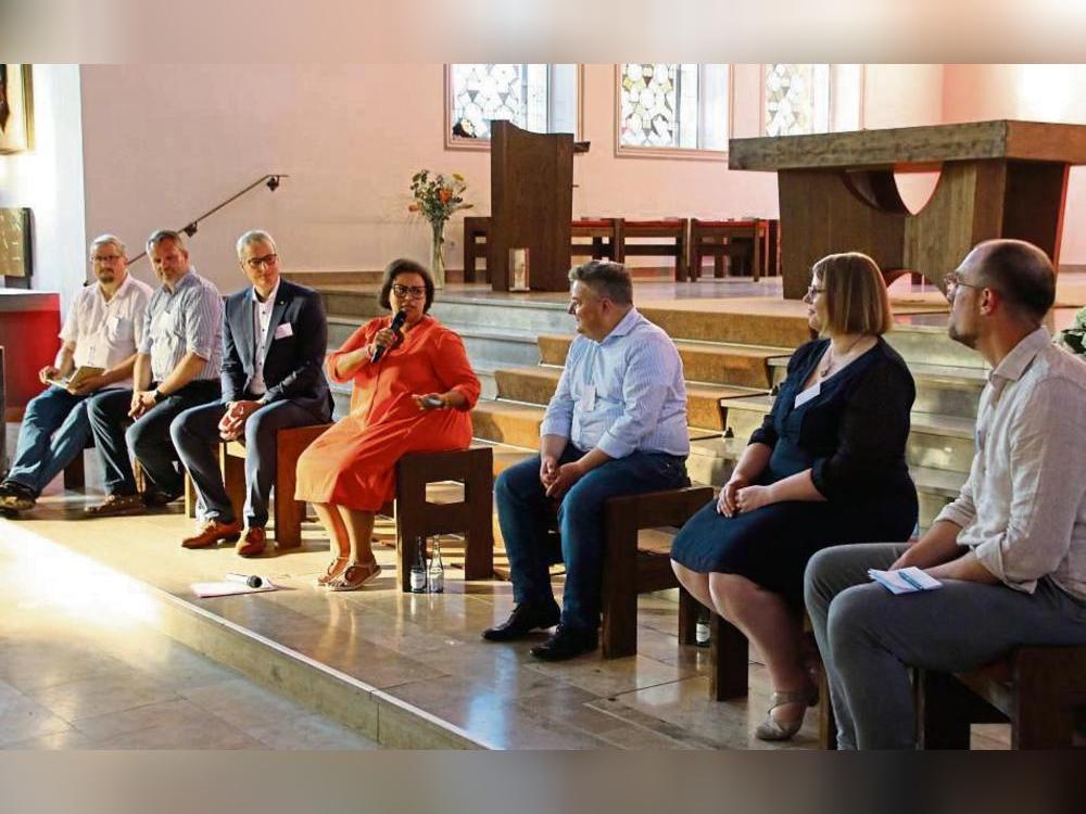 Stellten sich im Gespräch mit Moderatorin Nadine Mersch (M.) sozialen Fragen (v.l.): Michael Bruns, Jan Böttcher, Alexander Tschense, Elisabeth Körner, Arne Moritz und Torben Terwey. Foto: Cegelski