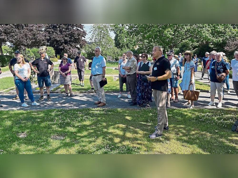 Den Rundgang mit der Bewertungskommission und vielen Kallenhardtern durch das Dorf moderierte Christoph Mekus.