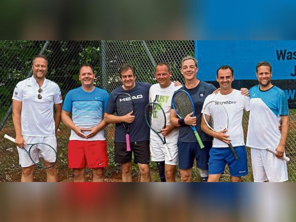 Mit dieser Aufstellung machten die Herren 40 des TC BW Anröchte den dritten Aufstieg in Folge klar (v.l.): Timo Knepper, Thomas Volz, Florens von Bockum-Dolffs, Sascha Meusel, André Zühlsdorff, Robert Simbera und Jan Möcker.