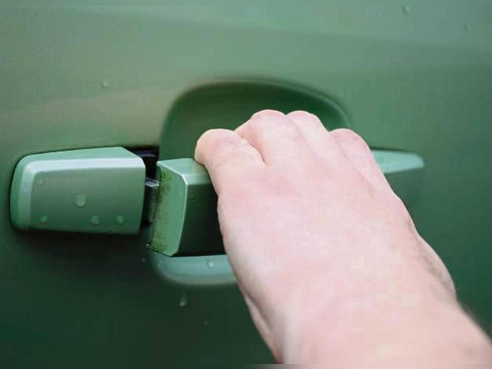 Aus nicht abgeschlossenen Autos stahl der Verurteilte Waren im Wert mehrerer hundert Euro. Foto: Kossack