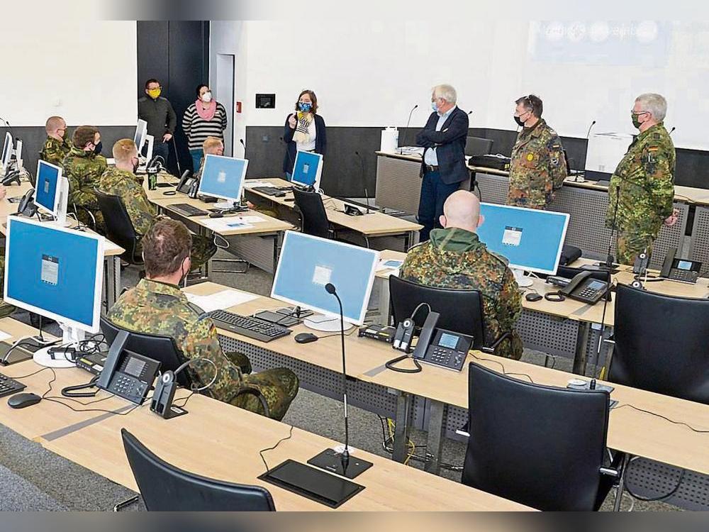 Die Bundeswehr unterstützte das Gesundheitsamt bei der Kontaktnachverfolgung. Dazu wurden Arbeitsplätze wurden im Sitzungssaal eingerichtet. Foto: Weinstock/ Kreis Soest