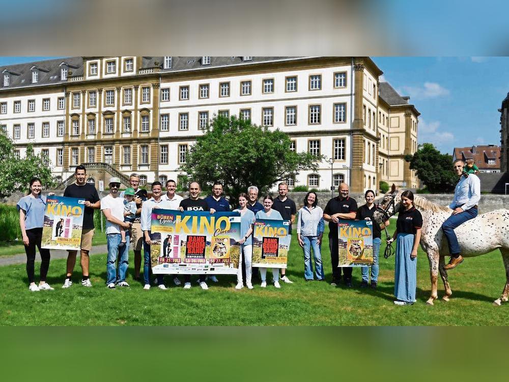 Das Motto beim Freiluftkino in den Almeauen lautet: „Büren Open-Air-Kino goes Classics“. Sowohl Veranstalter als auch Sponsoren und Bürens Bürgermeister Burkhard Schwuchow (rechts) freuen sich auf das Kino-Wochenende unter freiem Himmel. Mit dabei: das Punkte-Pferd Kleiner Onkel und Pippis Affe Herr Nilsson.