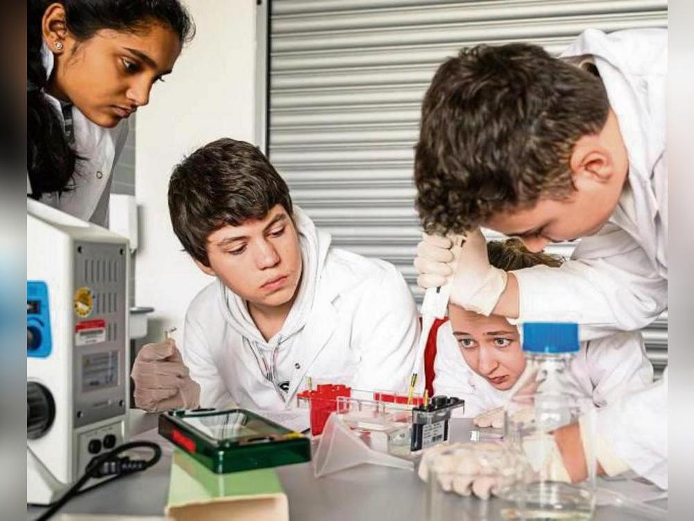 Ferienspaß mit Pipette und Mikroskop: Nachwuchswissenschaftler an der Hochschule Hamm-Lippstadt.