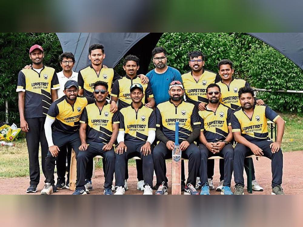 „Ein stolzer Moment“ – der Cricket-Club Lippstadt holte sich beim renommierten Phoenix-Cup den Sieg und feierte diesen mit den Fans am Jahnplatz. Fotos: Marx