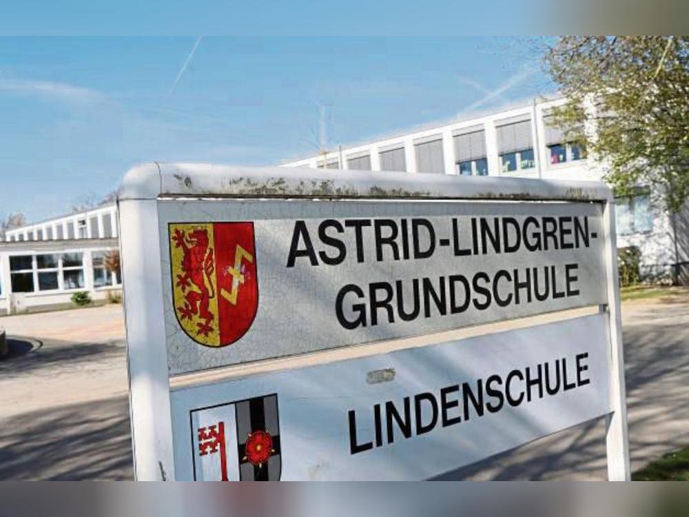 Ein Schild kann demnächst weg: Die Lindenschule zieht im Herbst vom Kurort nach Erwitte. Foto: Dietz