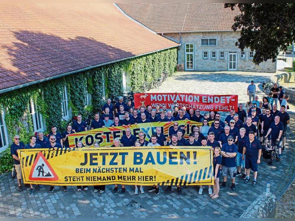 Trotz brütender Hitze gingen die Anröchter Brandschützer vor der letzten Ratssitzung auf die Barrikaden. Foto: N. Wissing