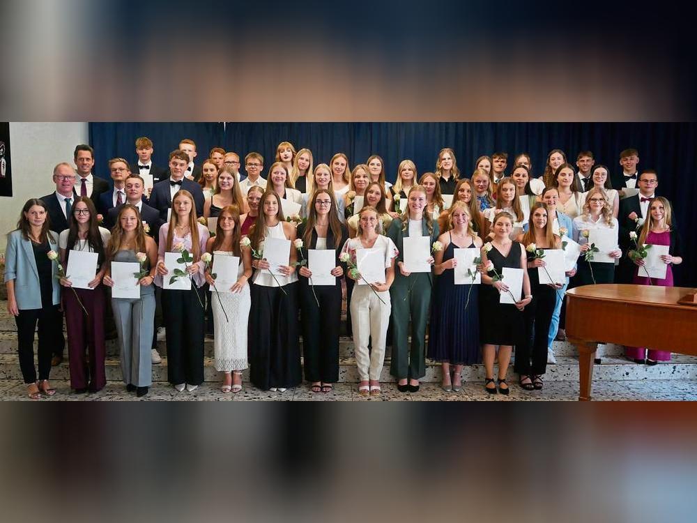 Stolz empfingen die Schülerinnen und Schüler des Abi-Jahrgangs 2025 am Freitagvormittag ihre Zeugnisse. Foto: Bsdurek