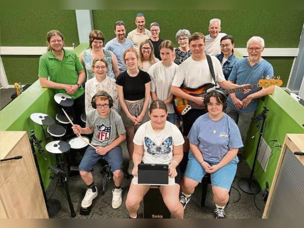 Begeisterung pur bei den Verantwortlichen und den Schülerinnen und Schülern der Sekundarschule. Fotos: A. Bsdurek