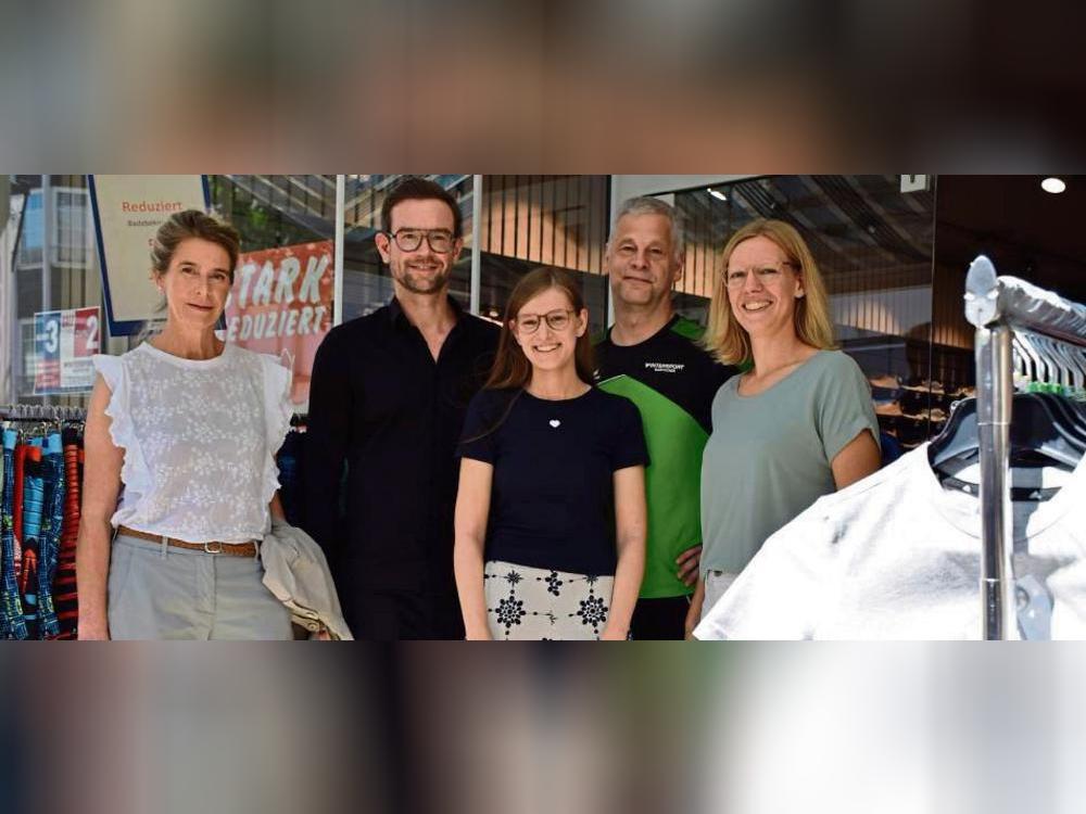 Coaching für den Einzelhandel (v.l.): Anja Gröne-Nolte (Handelsverband), Simon Hecht (Digitalcoach), Lotte Trugge (Geschäftsführerin Trugge), Jörg Engelhardt (Inhaber Intersport) und Jennifer Lehmenkühler (GWN). Foto: Kossack