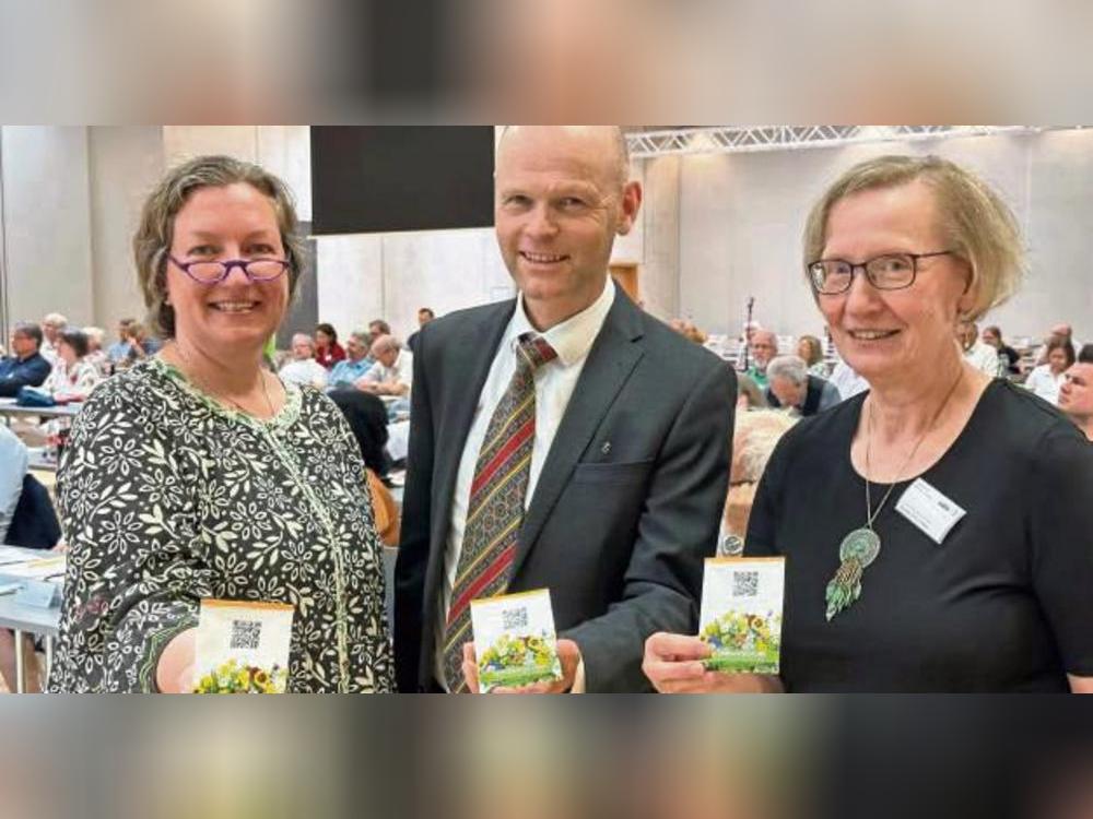 Wesentliches Element des neuen Leitbilds ist das Bild eines Gartens. Erste Überlegungen stellten Pfarrerin i.R. Daniela Stiftel-Völker (l.) und Pfarrerin Sandra Fedeler während der Synode Superintendent Dr. Manuel Schilling und den erschienenen Synodalen vor.
