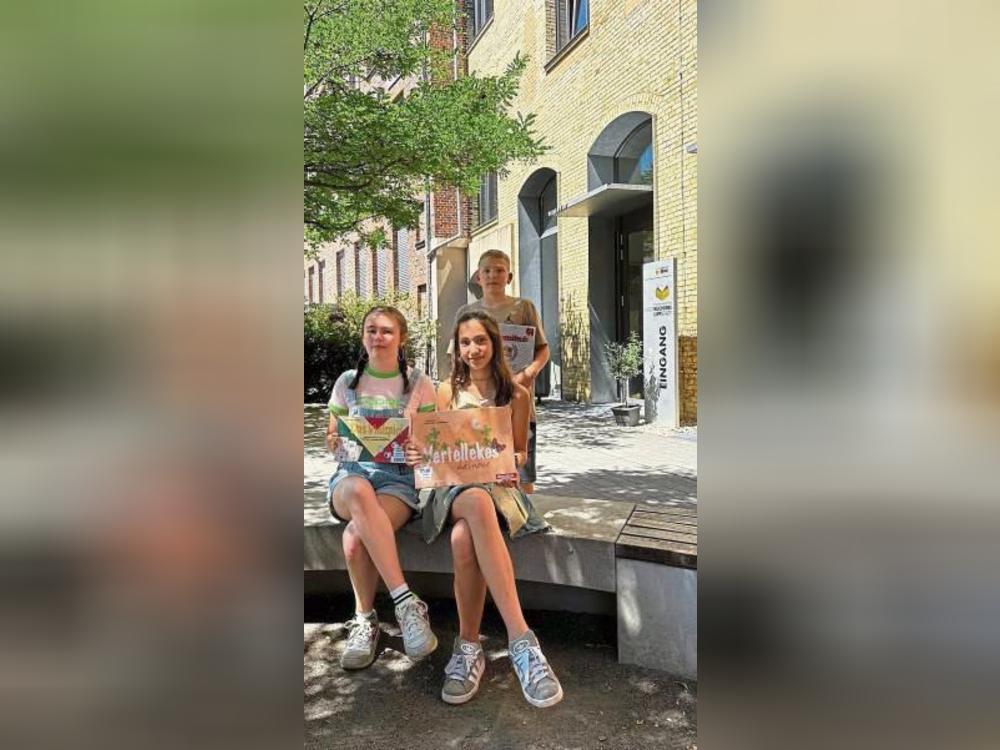 Maxim, Ivy und Litizia verrichten am Montag, 7. Juli, ihr „Tagwerk“ in der Thomas-Valentin-Stadtbücherei.
