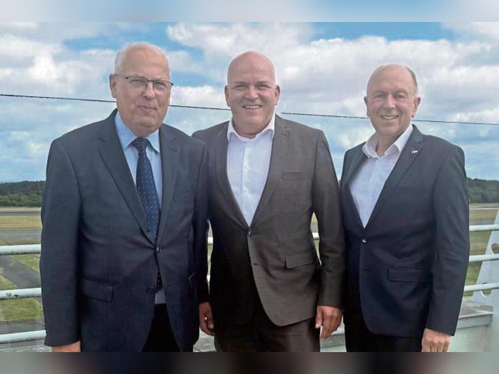 Erfolgreiches Geschäftsjahr: die Aufsichtsräte Dr. Karl Schneider (l.) und Christoph Rüther (r.) mit Geschäftsführer Roland Hüser.