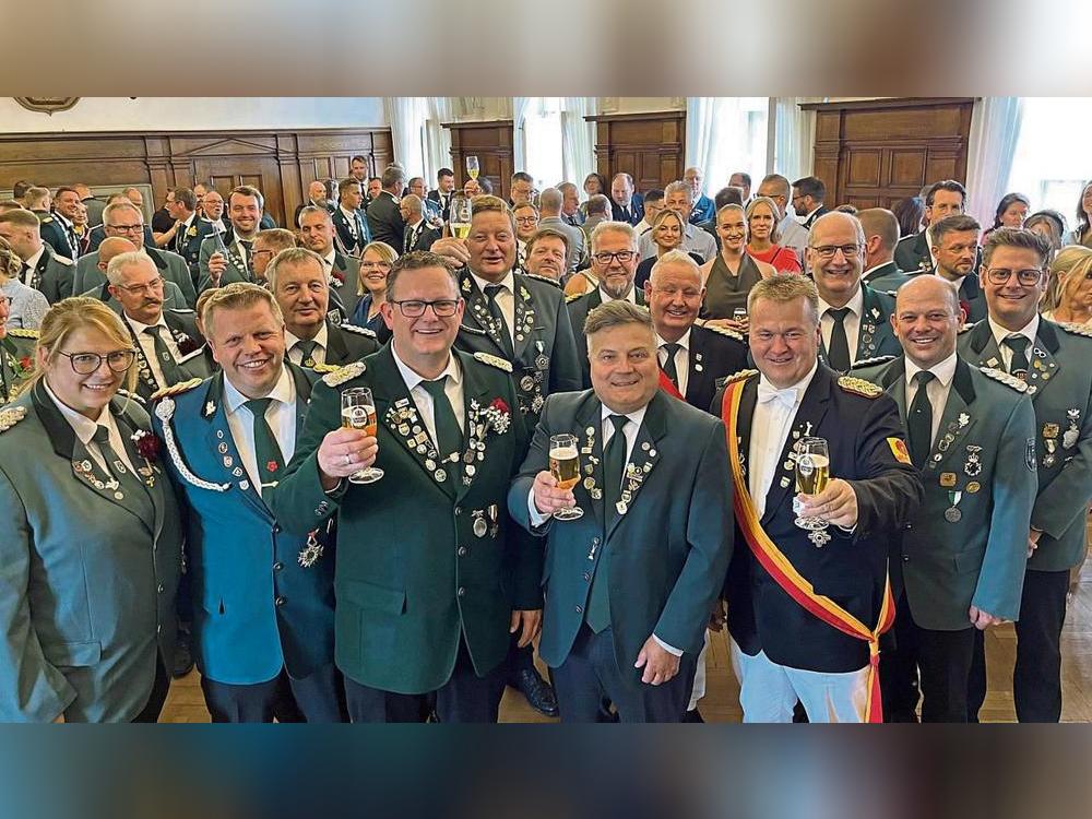 Ein Prosit auf die Lippstädter Schützenfamilie: Mit den Obersten aus dem Stadtschützenring stießen Sebastian Verhoeven und Bürgermeister Arne Moritz (vorne, 3.u.4.v.l) auf die Bewerbung für das Bundesfest 2028 an. Foto: Friedrich